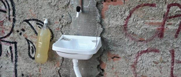 Sink installed in Morro da Providência. Photo by Maurício Hora's Facebook page