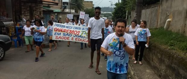 Douglas in a protest in São João de Meriti.