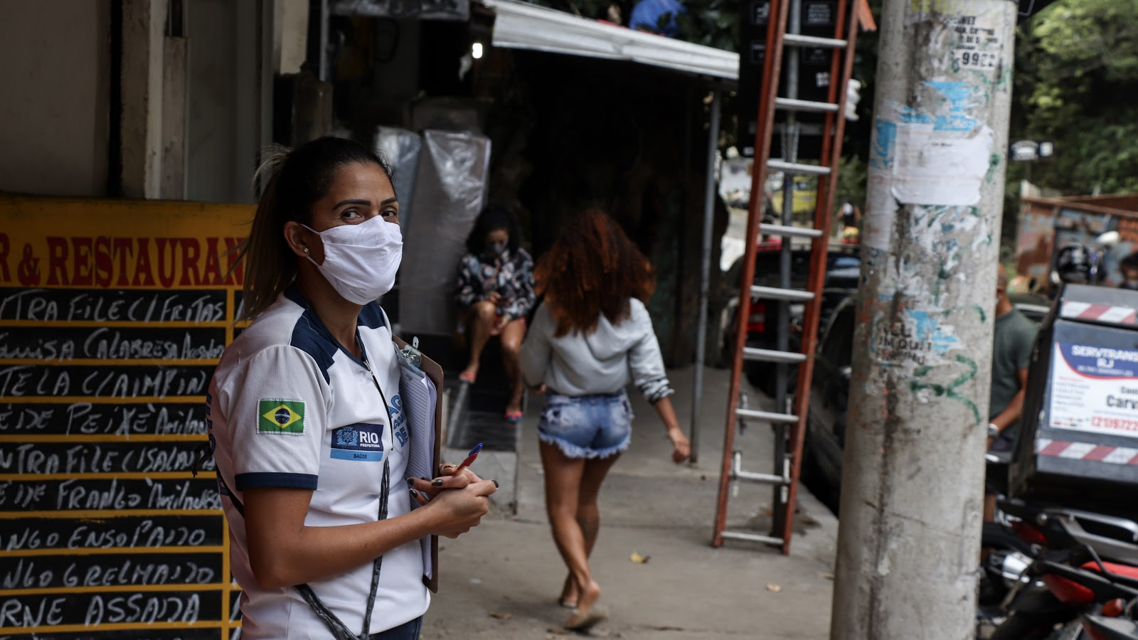 Community health agent Cláudia da Silva awaits the arrival of volunteers to go into the field. Photo: Alexandre Cerqueira