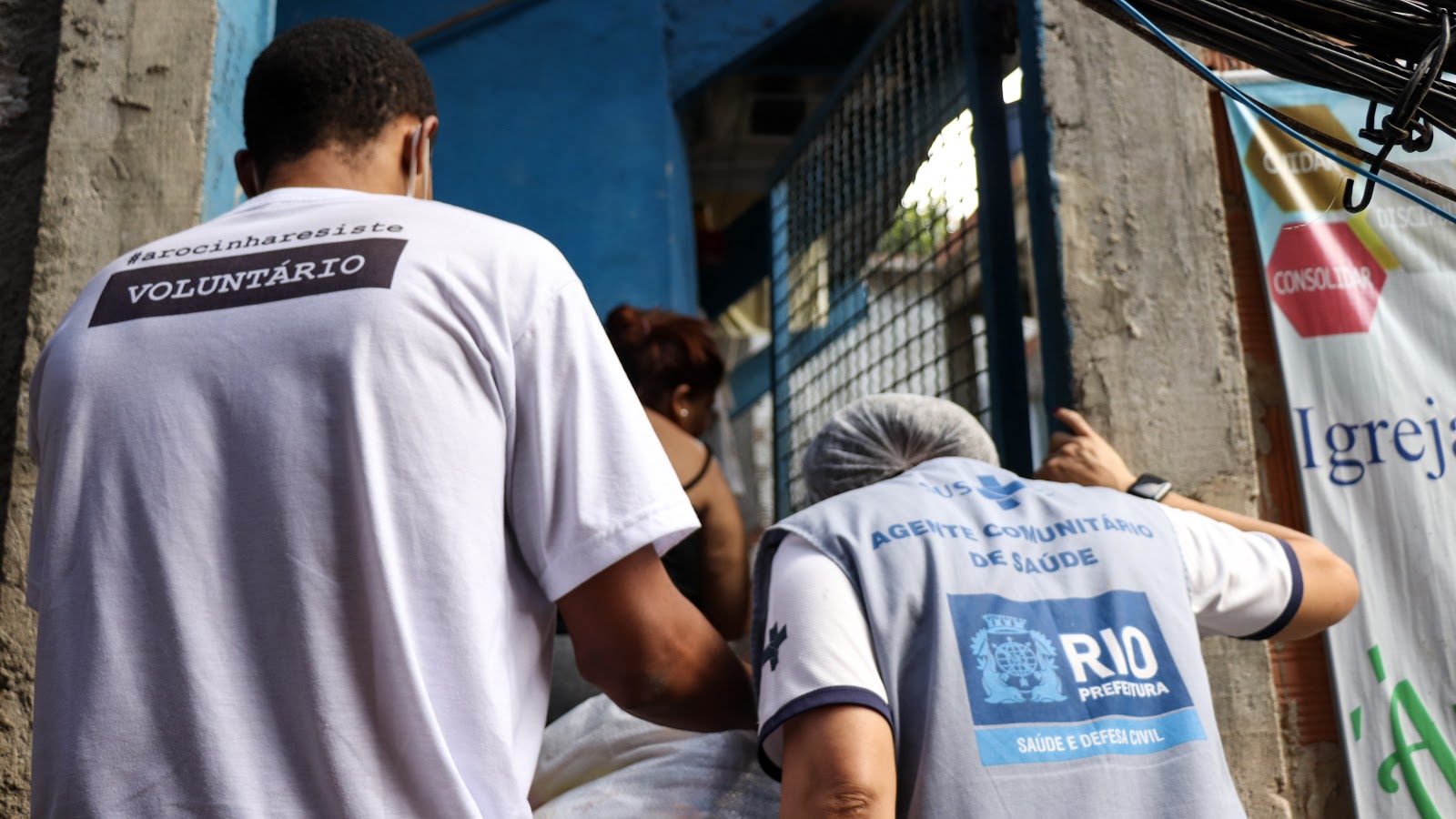 Volunteers and health agents work together. Photo: Alexandre Cerqueira