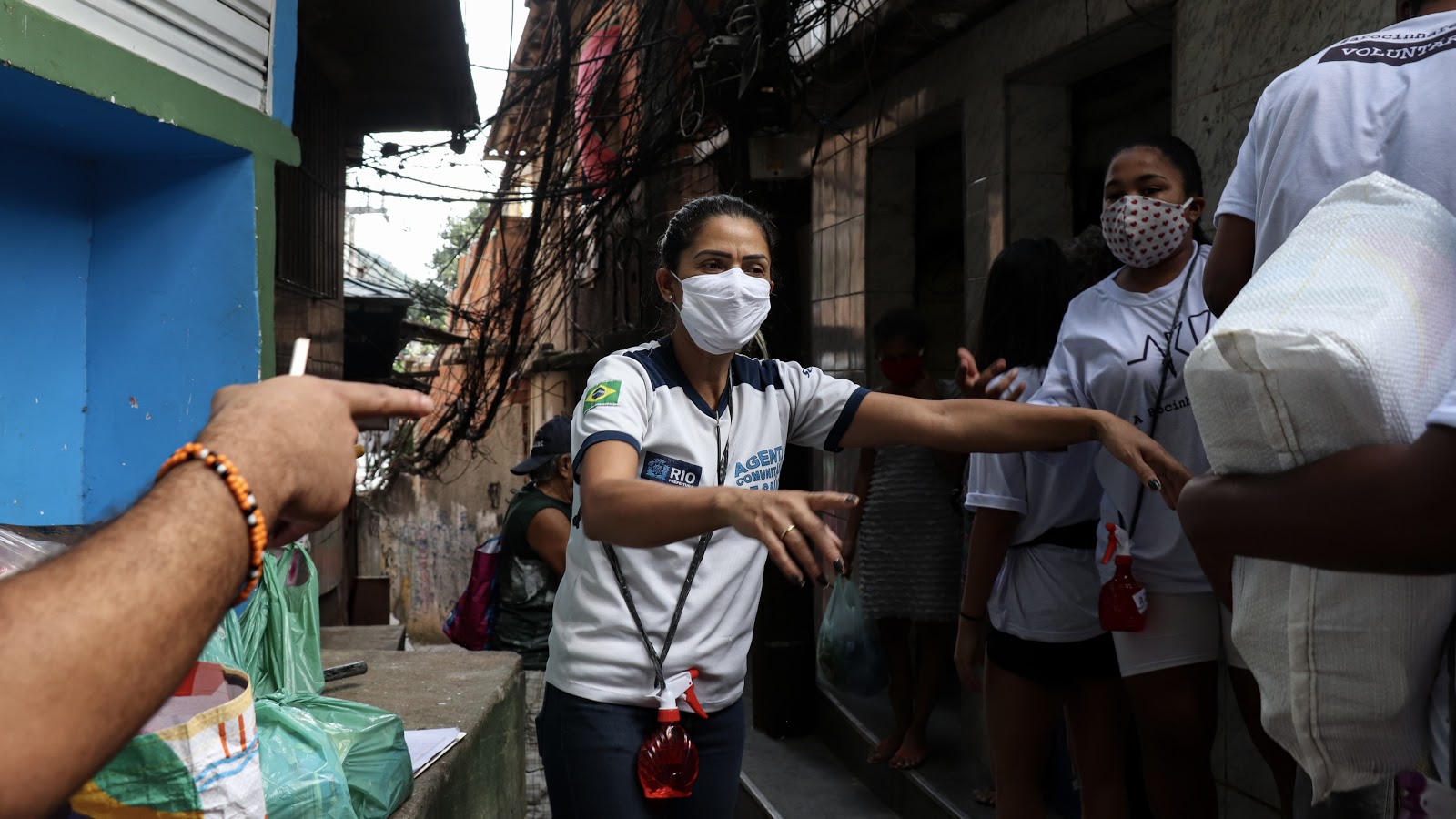Health agent Cláudia da Silva instructs the volunteers from 'Rocinha Resists' on deliveries. Photo: Alexandre Cerqueira