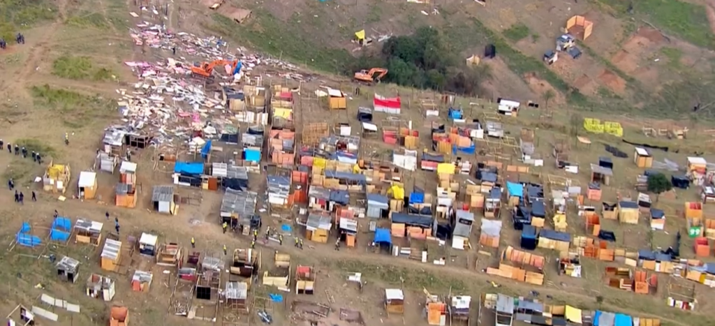 Shacks being demolished in Roseira.