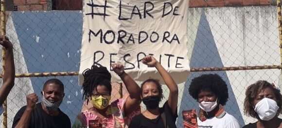 #LarDeMoradoraRespeite, in English, #HomeOfAFemaleResidentRespect. Photo by Marcos Rodrigo.