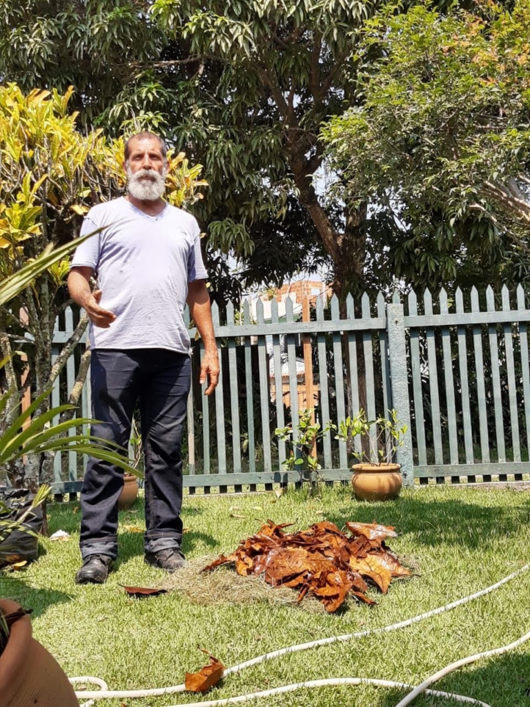 'His workshop with his famous Almond Tree leaves substratum for plants', says Valdirene Militão.