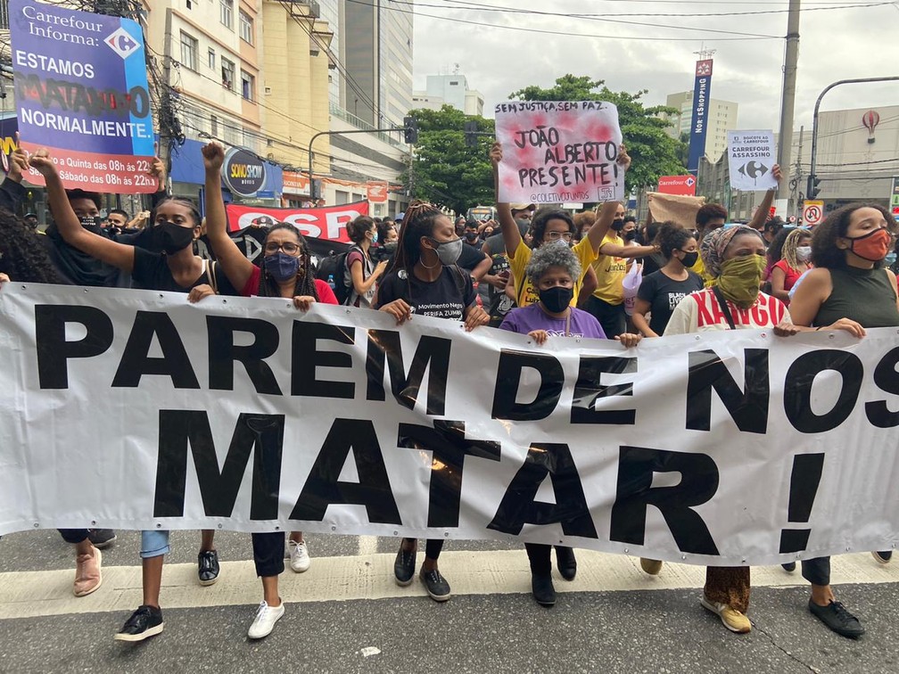 Revolta contra Carrefour gera danos em lojas nas