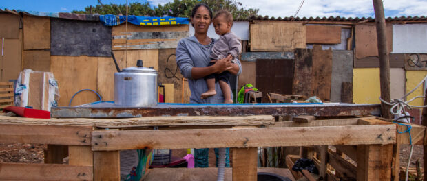 A Jardim Julieta occupation resident and her baby, in Vila Medeiros, in São Paulo's North Zone. Photo by: Lucas Veloso