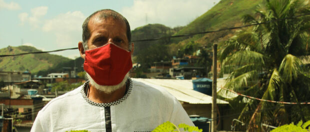 Fabiano 'Ravengard' Veloso, wearing a red mask amid pandemic. Photo by: Breno Laerte.