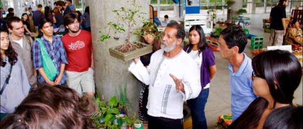 Ravengard Exposition 'Artcabeu', teaching UFRJ students about miniaturization of species in 2016. Photo by: Luke Veloso.