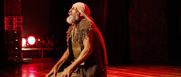 Ravengard Veloso acting in a play at Arena Carioca Abelardo Barbosa - Chacrinha, in 2016.