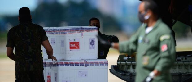 CoronaVac vaccines arrive by plane in Rio. Photo by Marcelo Casal Jr/Agencia Brasil