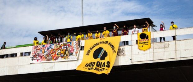 PSOL activists displayed banners in a bridge in Brasília, as one of 'A Dawn for Marielle' activities. Photo @pinkbloc