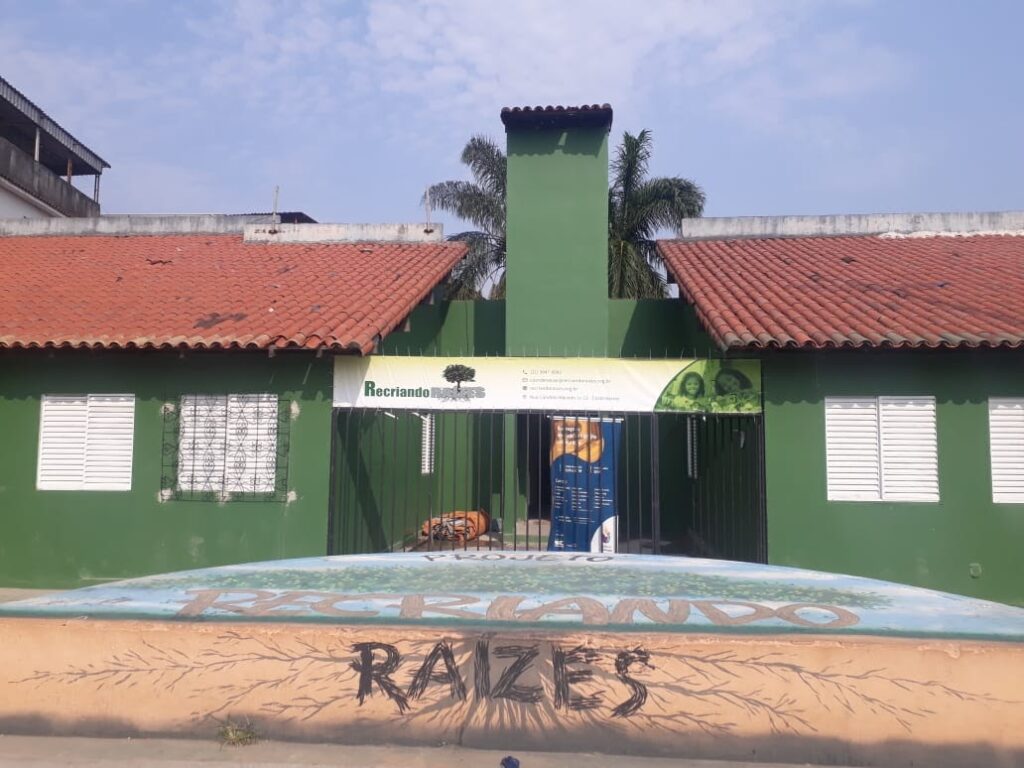 An image of the newly renovated community space in Lagartixa, Costa Barros. Photo by Júlio Ribeiro.