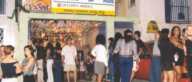 Entrance to the Center for Studies and Solidarity Action of Maré. Photo by: Rede Memória da Maré