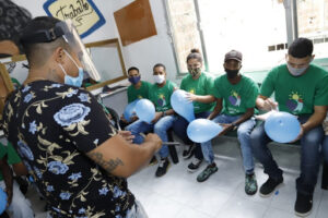 Image of Barber Instructor Glaybson teaching how to give a proper shave. Photo by Júlio Ribeiro.