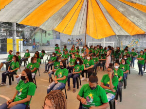 Image of new students’ orientation at Lagartixa, Costa Barros. Photo by Júlio Ribeiro.