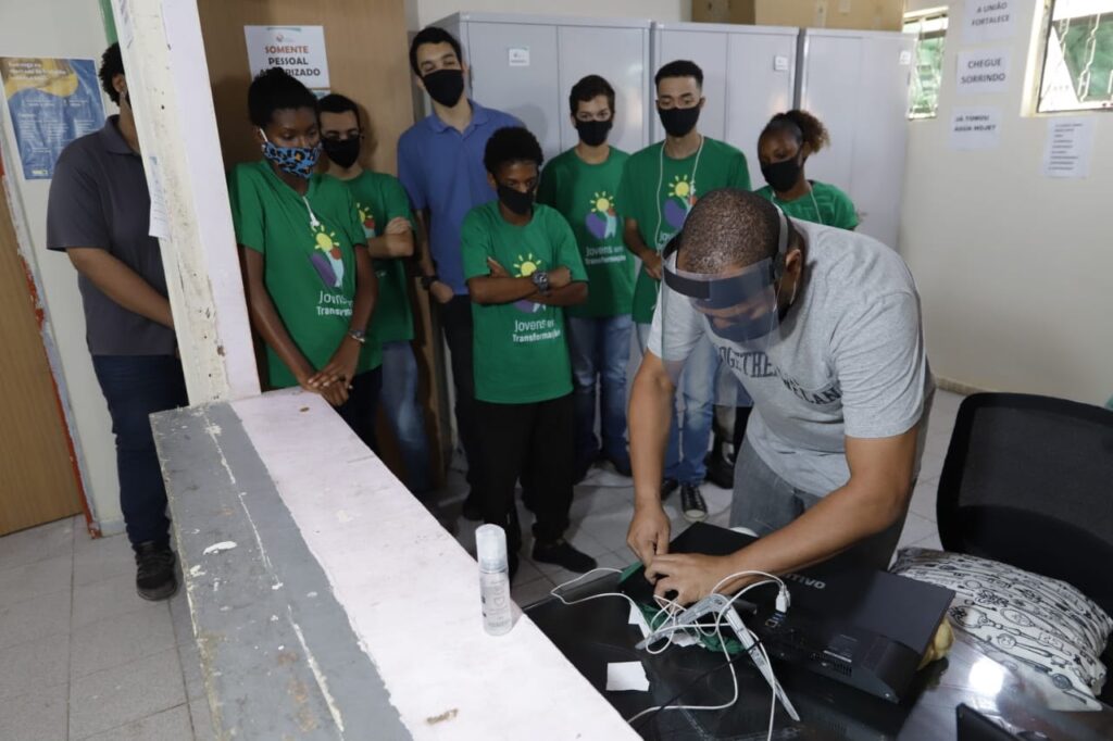 Image of students in a Building and Residential Electronics course. Photo by Júlio Ribeiro.