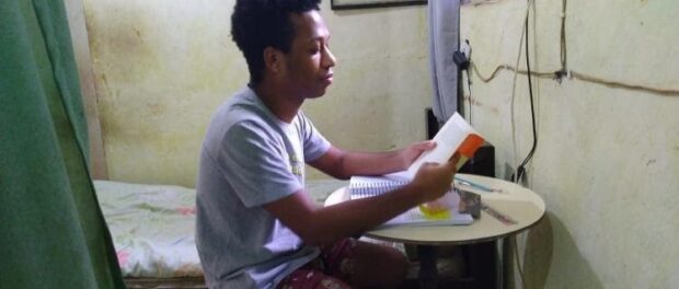 Student from a popular community in Caxias studying without a computer. Photo by: Gabriel Saboiu/UOL