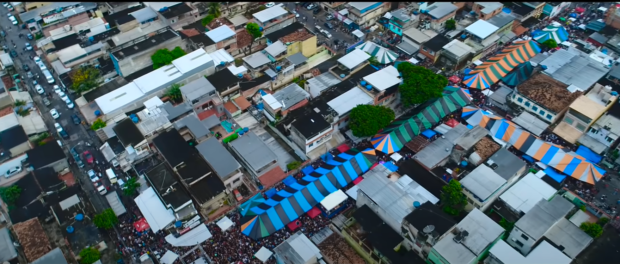 Baile Da Gaiola seen from above; screenshot from Rennan da Penha's videoclip "Hoje Eu Vou Parar na Gaiola."