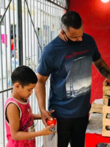 Associação de Moradores da Vila União distributing fruit and veg.